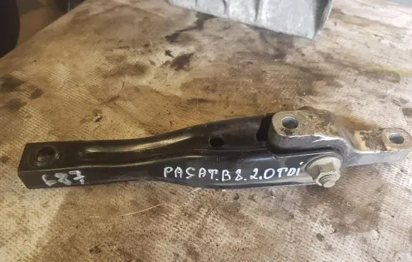 Volkswagen PASSAT B8 Engine mounting bracket 5Q0199855P