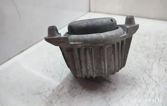 Mercedes-Benz E W212 Engine mount bracket