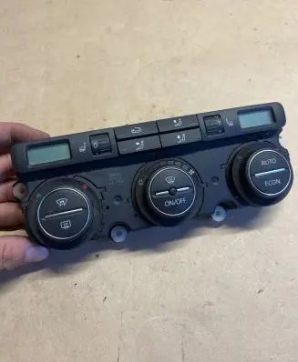 Volkswagen PASSAT B6 Climate control unit 74677533