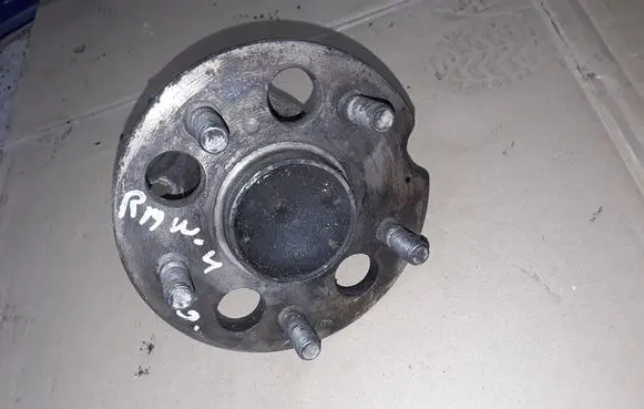 Toyota RAV 4 (XA40) Rear wheel hub NOCODE