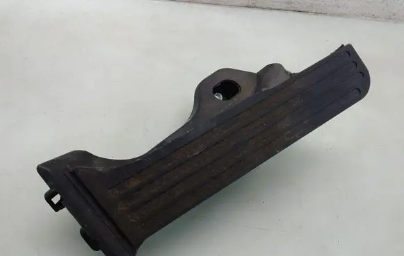 Accelerator throttle pedal