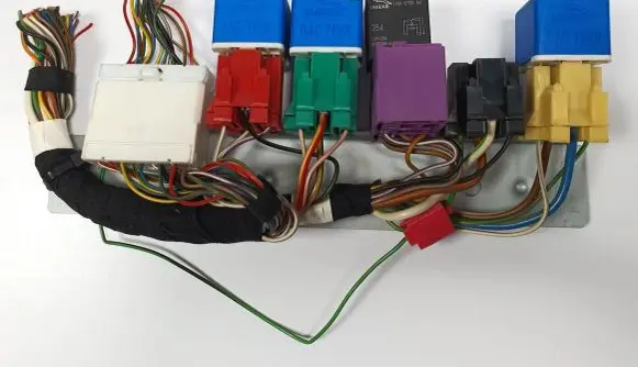 Jaguar XJ X300 Relay mounting block 