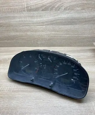 Volkswagen PASSAT B5 Speedometer (instrument cluster) 3B0919880D 110008776
