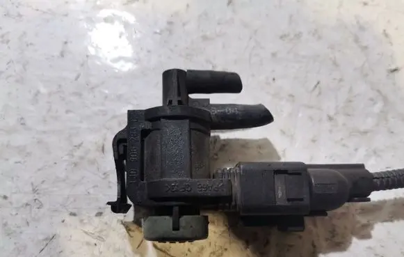 Volkswagen PASSAT B6 Vacuum valve 1J0906283C