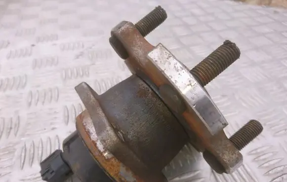 Rear wheel hub spindle/knuckle
