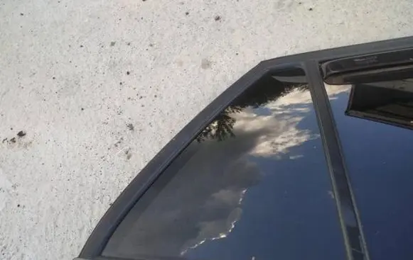 Rear vent window glass