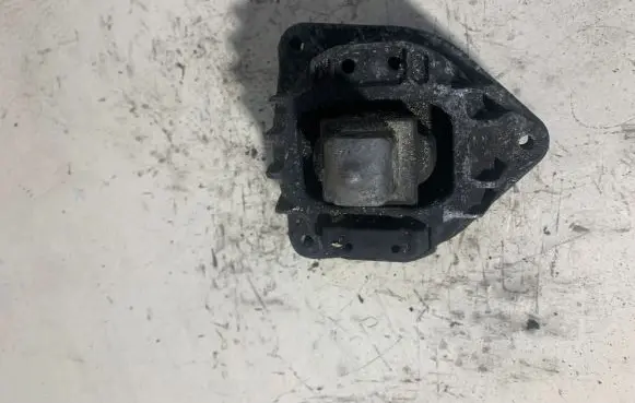 BMW 5 F10 F11 Engine mount bracket 6777371