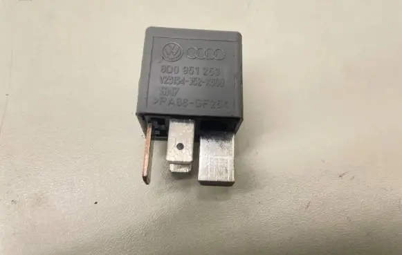 Audi A6 S6 C5 4B Other relay 8D0951253