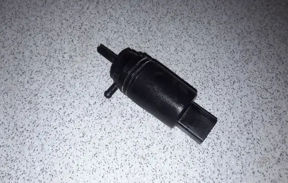 BMW 5 E39 Headlight washer pump 67128377612 8377512