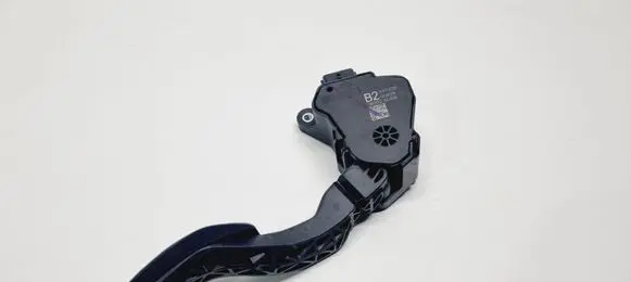 Accelerator throttle pedal