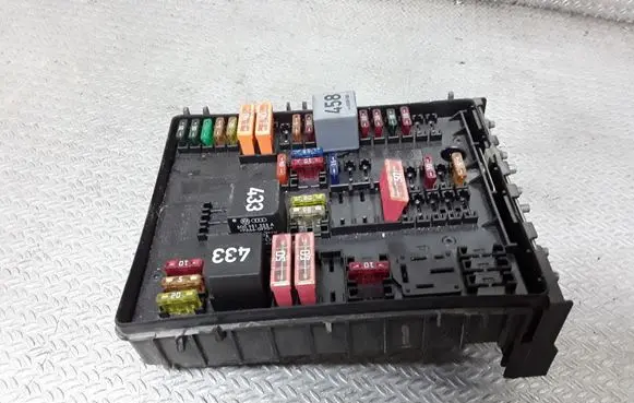 Volkswagen Touran I Fuse module 1J0937124H