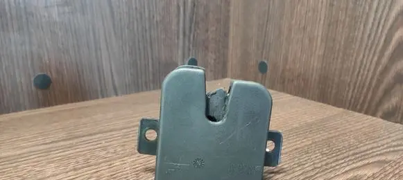Loading door lock