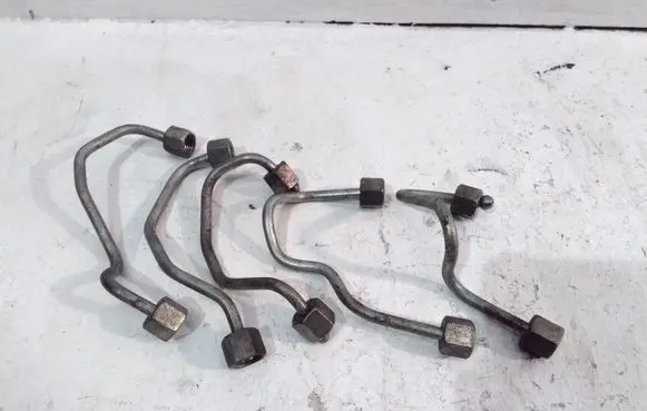 Fuel injector supply line/pipe
