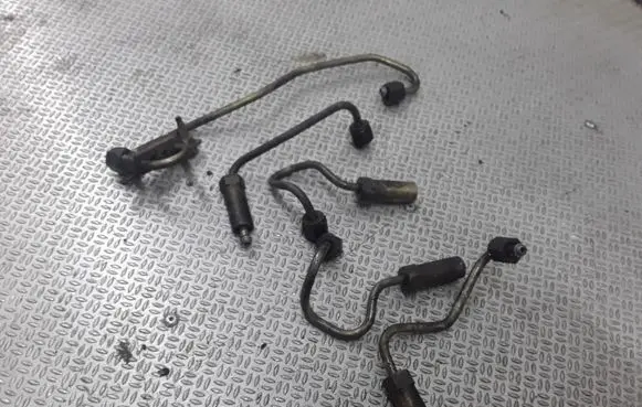 Nissan X-Trail T30 Fuel injector supply line/pipe 