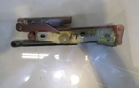 Ford Mustang V Tailgate hinge 