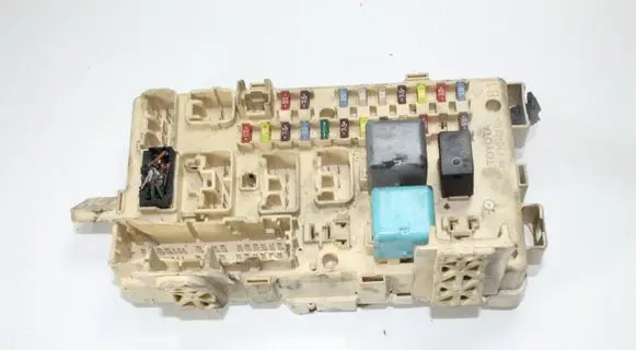 Toyota Avensis T270 Fuse box set 8264105070