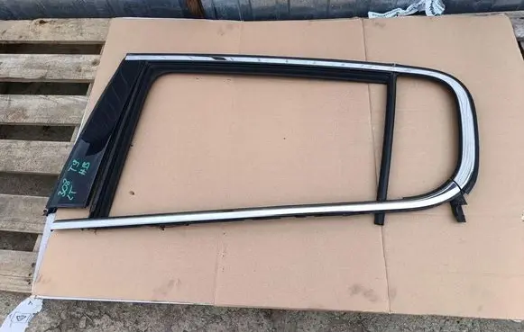 Peugeot 308 Rear door window/glass frame 