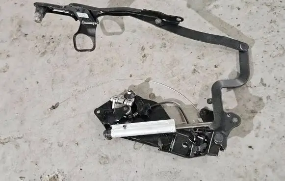 BMW 1 E82 E88 Convertible roof hinge 7174774