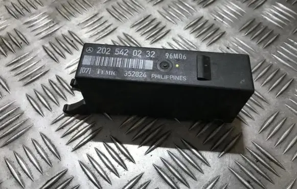 Mercedes-Benz C W202 Light module LCM 2025420232 352824