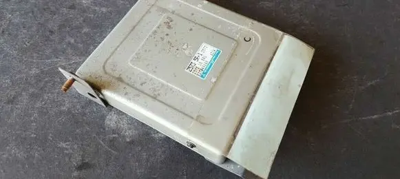 Mazda 323 F Engine control unit/module E2t84986m
