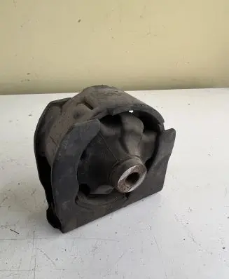 Toyota RAV 4 (XA20) Engine mount bracket