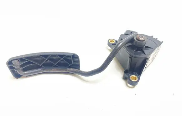 Accelerator throttle pedal