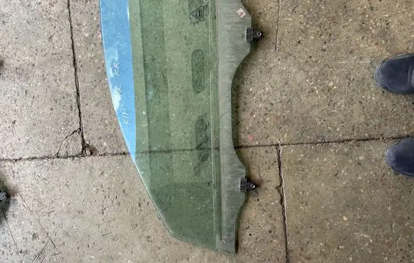 KIA Sportage Front door window glass four-door