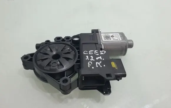KIA Ceed Front door window regulator motor 82450J7010