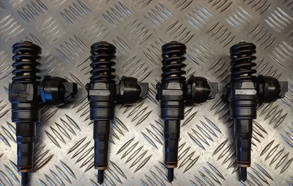 Volkswagen Touran I Fuel injectors set 038130073BN