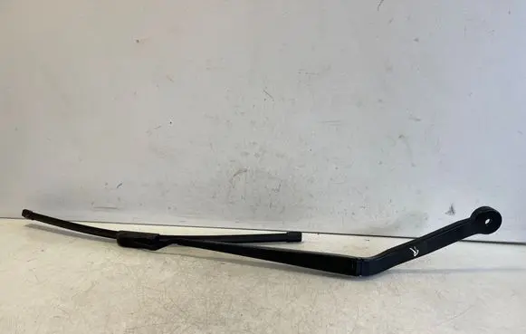BMW X6 F16 Front wiper blade arm 7304070