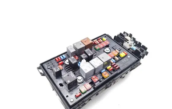 Opel Astra H Fuse module 13318781 1110031AB