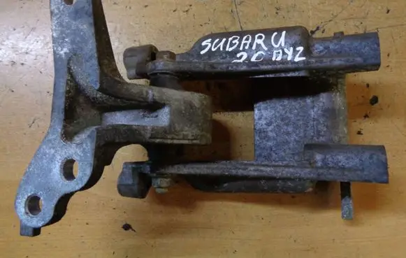 Subaru Legacy Engine mounting bracket