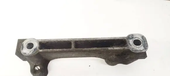 Toyota Avensis T270 Engine mounting bracket