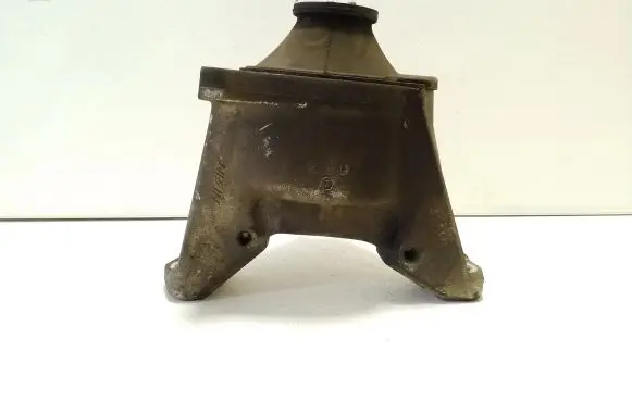 Honda CR-V Engine mount bracket
