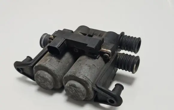 BMW 5 E39 Coolant heater control valve 8374995