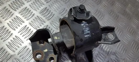 Hyundai i20 (PB PBT) Engine mount bracket 130802