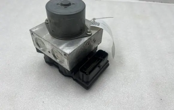 Ford Mondeo MK V ABS Pump BG912C405AE