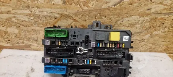 Opel Zafira B Fuse module 13220831