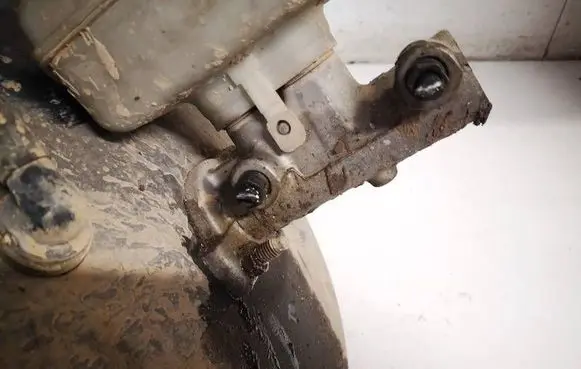Volkswagen Bora Master brake cylinder 21027099