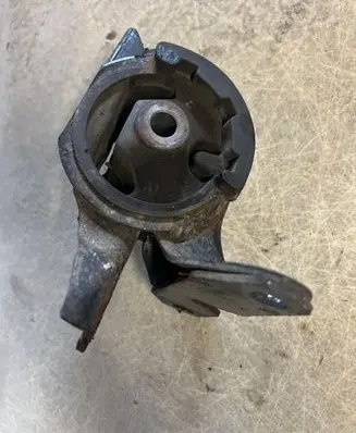 Mazda 6 Engine mount bracket