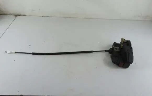 Opel Insignia A Front door lock 13503150