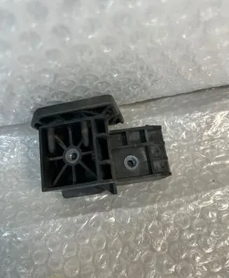 Front bumper mounting bracket