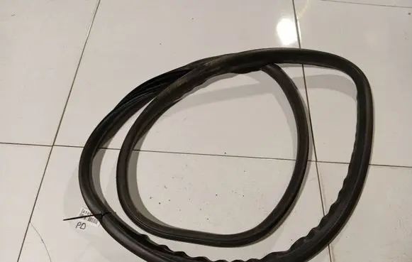 Volvo S40 Rubber seal front coupe door 
