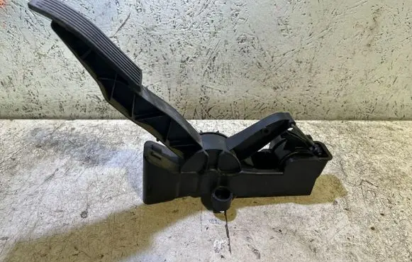 Mercedes-Benz B W245 Accelerator throttle pedal A1693000304 201006 000587