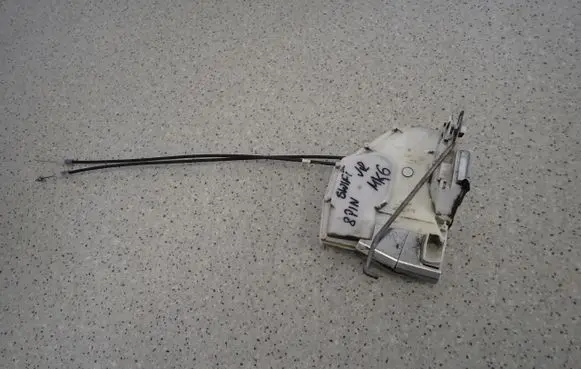 Suzuki Swift I Rear door lock 