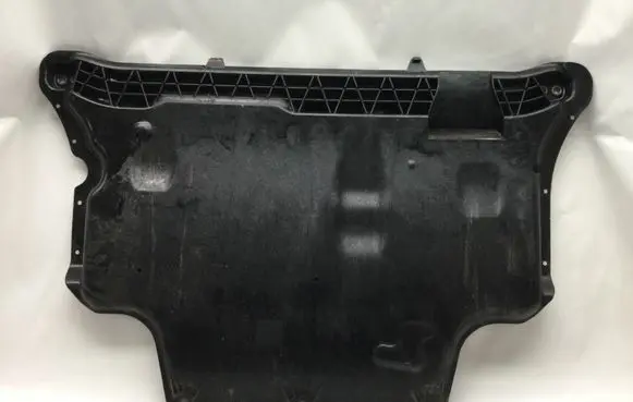 Volkswagen PASSAT B8 Engine splash shield/under tray 3Q0825901B