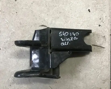 Volvo S40, V40 Engine mounting bracket