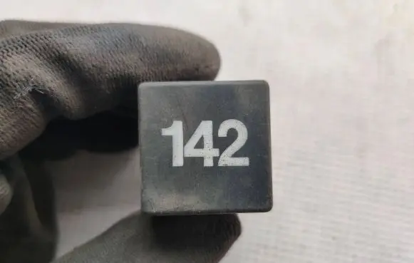Volkswagen PASSAT B4 Glow plug pre-heat relay 1H0911262 51233006
