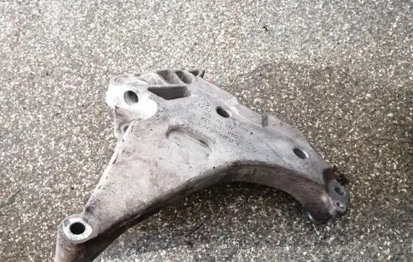 Volkswagen PASSAT B7 Engine mounting bracket 03L199207