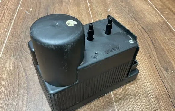 Mercedes-Benz C W202 Central locking vacuum pump 2028001548